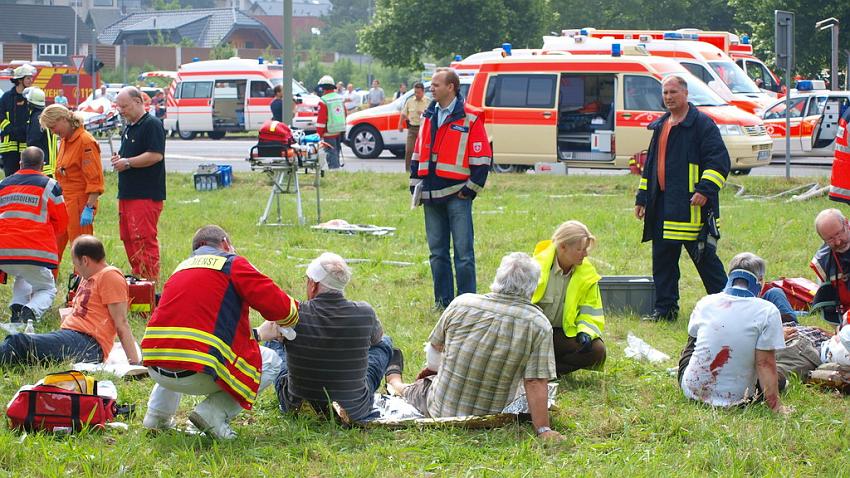 Schwerer Unfall mit Reisebus Lohmar Donrather Dreieck P047.JPG